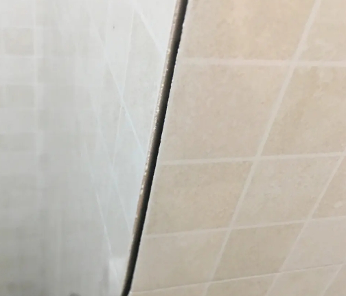 安图瓷砖空鼓维修公司分享阳台瓷砖脱落的修复过程可以分为以下几个步骤